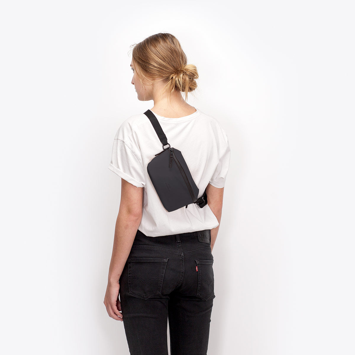 Jona Crossbody Bag - Black / Medium